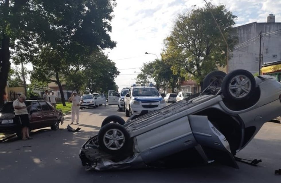 Un hombre de 70 años se descompensó, chocó a otros dos vehículos y volcó