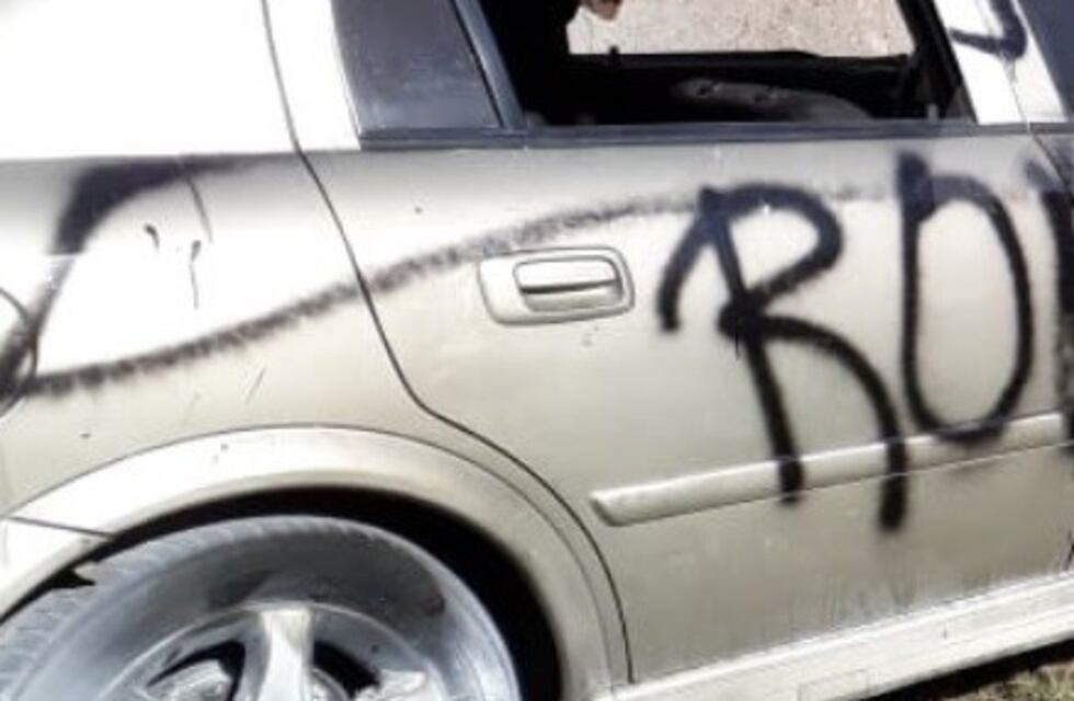 Despechada y confundida incendió un auto y lo pintó con un curioso mensaje