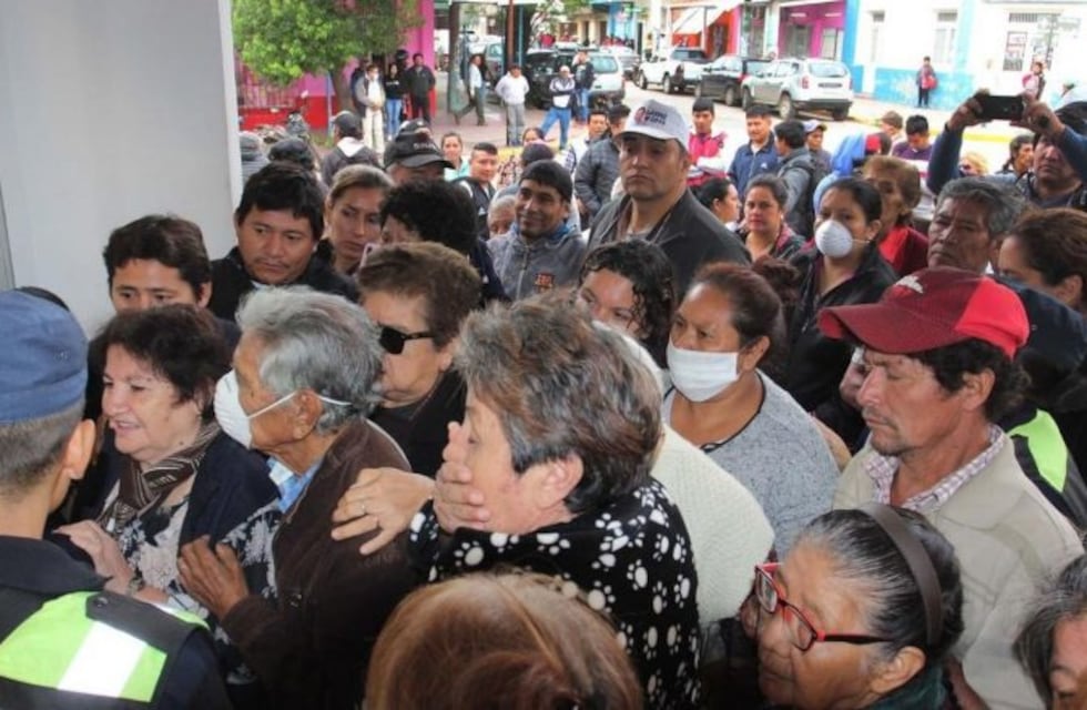 Hubo largas filas, desmayos e incidentes en las puertas de los bancos en Salta