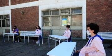 Comienzo de clases presenciales en espacios abiertos\u002E Escuela Técnica N°27 Hipólito Yrigoyen, ubicada en el barrio porteño de Monte Castro\u002E (Clarín)