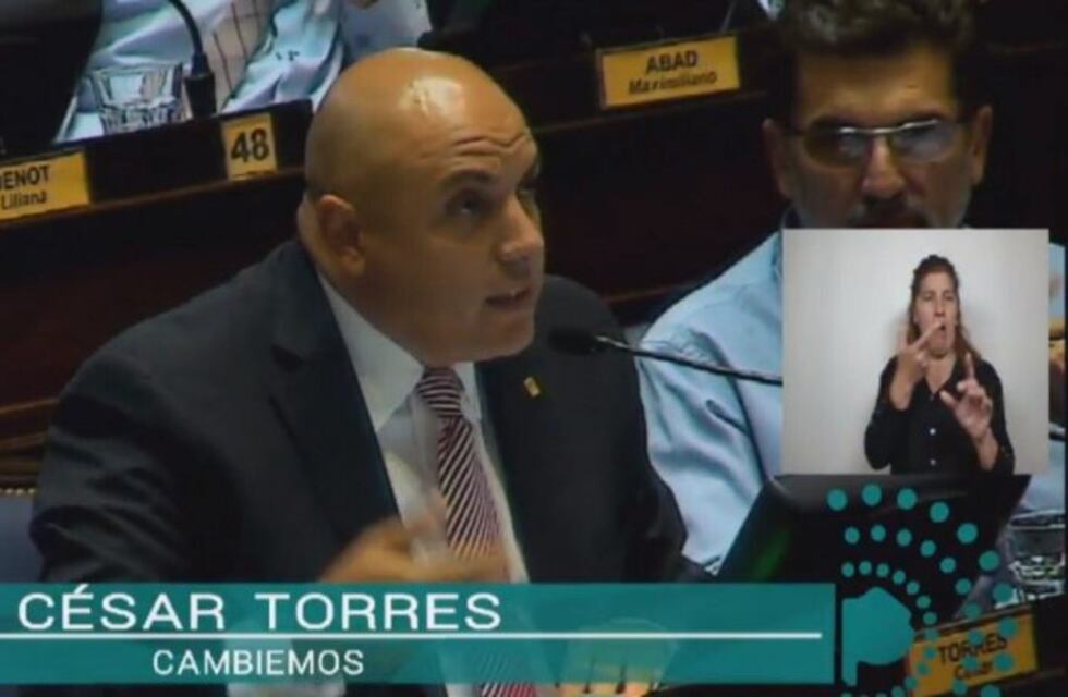 Diputado se disfrazó de Papá Noel y repartió juguetes en Moreno