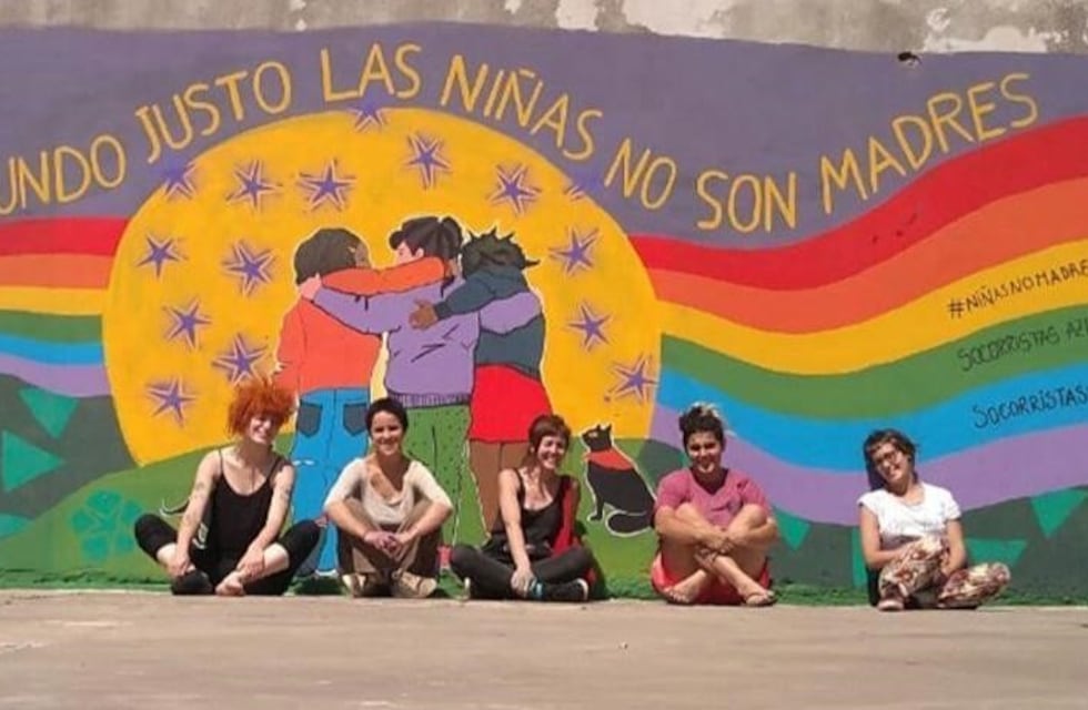 "En un mundo justo las niñas no son madres", el nuevo mural feminista en el Colegio Nacional
