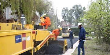 Tras recorrer una obra vial, el intendente Julio Garro celebró que “la reactivación de la construcción se traduce en más empleo genuino” (Municipalidad de La Plata)