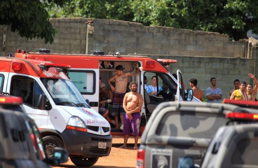 Más de 70 presos prófugos tras el violento motín en una cárcel de Brasil