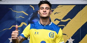 El ex Atlético de Rafaela posó con la casaca auriazul tras la revisión médica\u002E (@carcoficial)