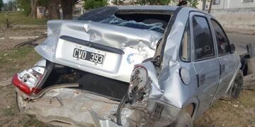 Así quedó el auto tras ser embestido por el tren (El Doce)
