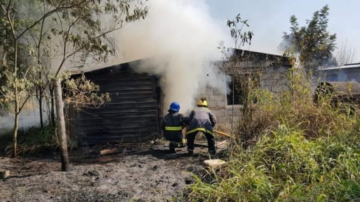 Los bomberos pudieron controlar las llamas que estaban invadiendo la casa\u002E