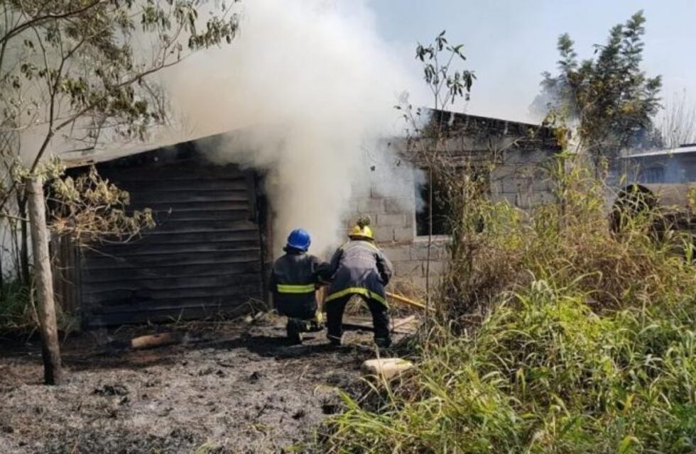 Un incendió en Juan Bautista Alberdi consumió una casa