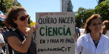 Marchan científicos del Conicet en La Plata\u002E