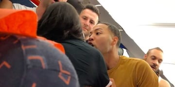 Una mujer borracha hizo topless en pleno vuelo y se armó una pelea entre los pasajeros\u002E