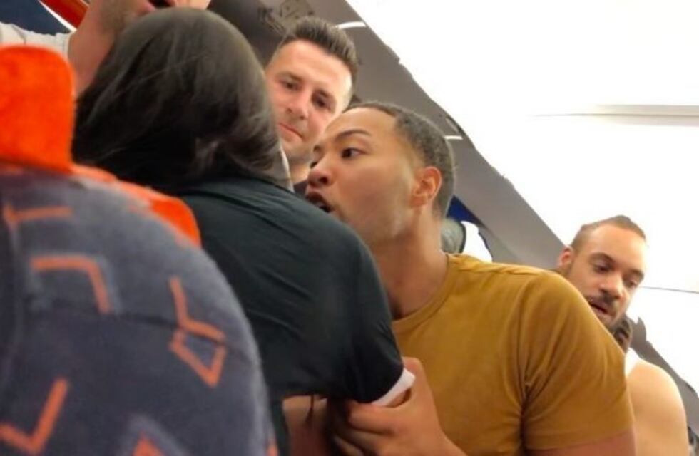 Una mujer alcoholizada hizo topless en pleno vuelo y se armó una pelea entre los pasajeros