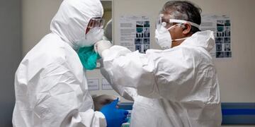El enojo de un médico que operó a un hombre que sabía que tenía Covid-19 y violó la cuarentena\u002E (Foto: DPA)