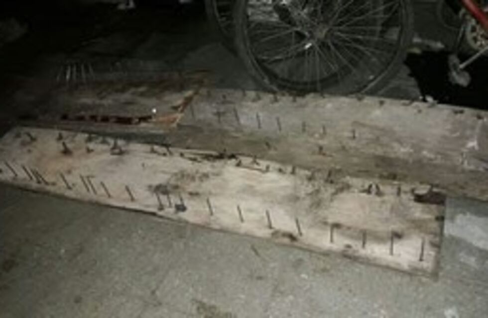 Le dispararon y le arrojaron una tabla con clavos para robarle