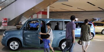 japon industria automotriz venta de autos\r\n\r\n\r\nFRA05 YOKOHAMA (JAPÓN) 27/07/2011\u002E- Una familia japonesa busca un coche nuevo en el concesionario de Nissan en Yokohama, Japón, hoy miércoles 27 de julio de 2011\u002E El grupo japonés Nissan Motor anunció hoy un beneficio neto de 85\u002E000 millones de yenes entre abril y junio de este año (751,7 millones de euros), lo que supone una caída del 20,3 por ciento respecto al mismo trimestre de 2010\u002E EFE/FRANCK ROBICHON japon yokohama japon industria automotriz venta de autos concesionarios de autos nissan
