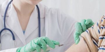 Desde Salud Pública le piden a los abuelos que se queden en sus casas para recibir su dosis\u002E