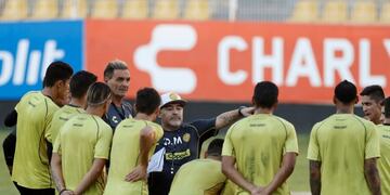 Diego Maradona dialoga con los jugadores del Dorados de Sinaloa, su flamante club\u002E REUTERS/Henry Romero