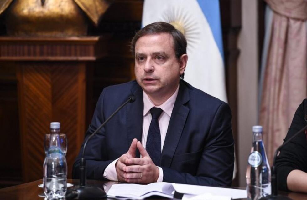 El senador Snopek preside la Comisión de Asuntos Constitucionales