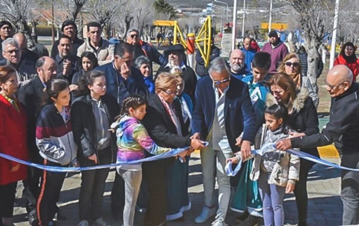 Inauguran glorieta, pavimento y la plaza en el barrio Gas del Estado