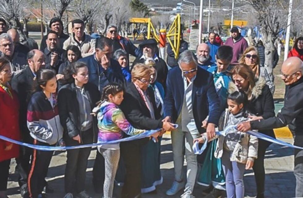 Inauguran glorieta, pavimento y la plaza en el barrio Gas del Estado