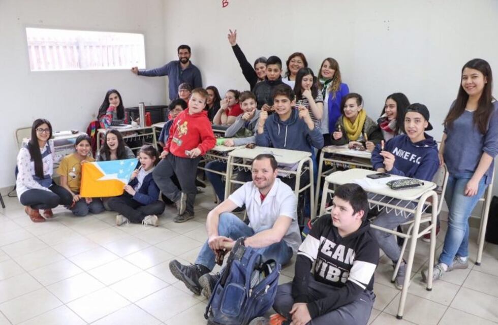 Fiocchi presentó el taller "Malvinas en tu escuela" en el establecimiento rural de Lago Escondido