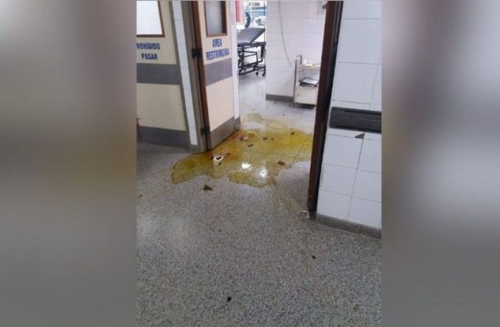 Se cortó la muñeca y cuando el médico trataba de suturarla le arrojó un frasco de alcohol