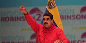 VEN112 - CARACAS (VENEZUELA), 02/07/2017\u002E- Fotografía cedida por la oficina de prensa del Palacio de Miraflores del presidente de Venezuela, Nicolás Maduro, durante un acto de gobierno junto a simpatizantes hoy, domingo 2 de julio de 2017, en Caracas (Venezuela)\u002E Maduro anunció hoy el aumento de 50 % del salario mínimo mensual y del bono de alimentación de los trabajadores, y señaló que este incremento también debe aplicarse a todas las tablas y escalas salariales de la administración pública y de las Fuerzas Armadas\u002E EFE/PRENSA MIRAFLORES/ SOLO USO EDITORIAL/ NO VENTAS