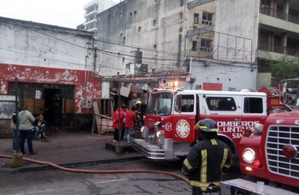Un depósito de muebles y chatarras se incendió en el sur de la capital
