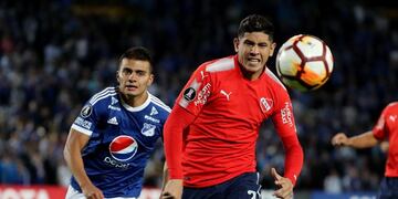 BOG228\u002E BOGOTÁ (COLOMBIA), 17/05/2018\u002E El jugador de Millonarios Jhon Duque (i) disputa un balón con Alan Franco (d) de Independiente de Avellaneda, durante su partido por Copa Libertadores hoy, jueves 17 de mayo de 2018, en el estadio Nemesio Camacho \
