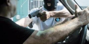 Un hombre de 42 años fue interceptado en su camioneta y, tras amenazarlo, le robaron 300.000 pesos en Fray Luis Beltrán (Maipú). Foto: Imagen ilustrativa