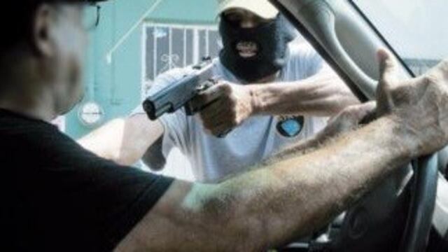 Un hombre de 42 años fue interceptado en su camioneta y, tras amenazarlo, le robaron 300.000 pesos en Fray Luis Beltrán (Maipú). Foto: Imagen ilustrativa