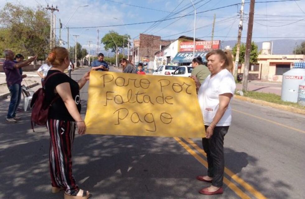 Empleados del Colegio Médico realizan paro por falta de pago