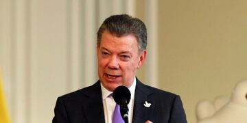 Colombia's President Juan Manuel Santos gestures while addressing people who worked for the peace accord to be approved in the recent referendum, after winning the Nobel Peace Prize, at Narino Palace in Bogota, Colombia, October 7, 2016. REUTERS/John Vizcaino colombia juan manuel santos presidente de colombia anuncio ganador premio nobel paz presidente colombia premio nobel de la paz