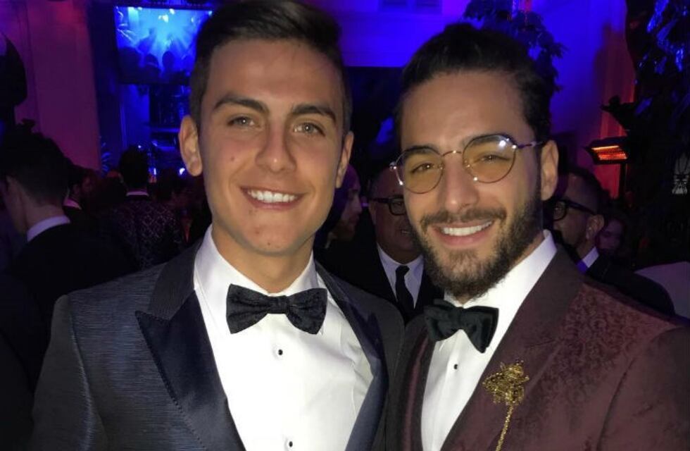 La emoción de Maluma por un autógrafo de Paulo Dybala