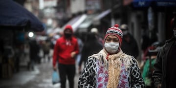 AME4732\u002E BUENOS AIRES (ARGENTINA), 05/06/2020\u002E- Una mujer usa tapaboca como prevención ante el coronavirus este viernes en el barrio Padre Rodolfo Ricciardelli, anteriormente conocido como Villa 1-11-14, en la Ciudad de Buenos Aires (Argentina)\u002E EFE/Juan Ignacio Roncoroni