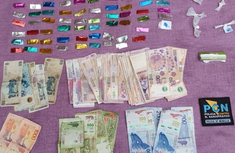 Secuestran 108 envoltorios de cocaína, dinero y hay un detenido
