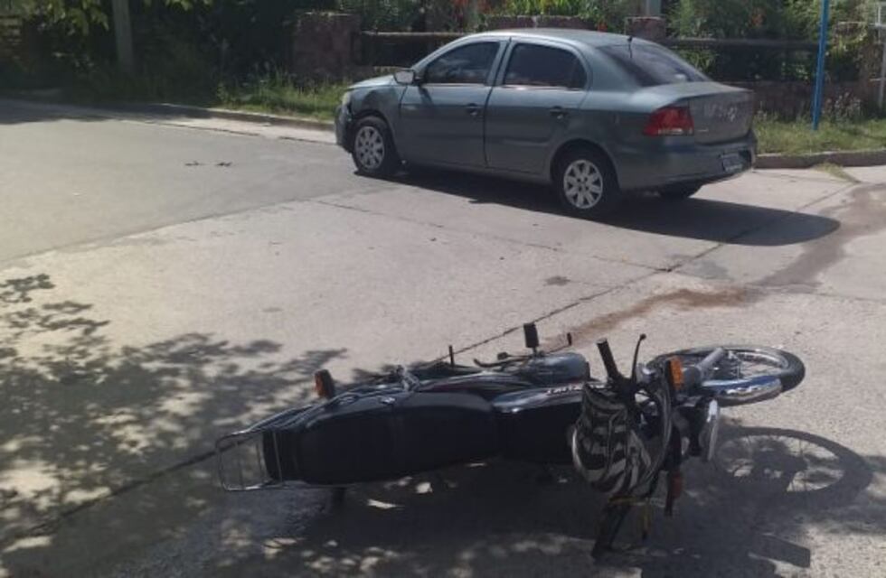Un auto fue embestido por un motociclista