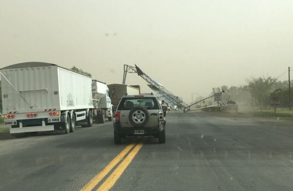 Más de 30 choques, 80 árboles caídos y amplias zonas sin luz, el saldo de la tormenta