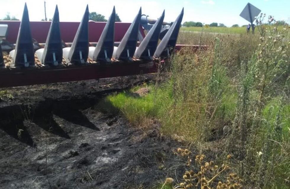 Una máquina maicera se desprendió en Ruta Nacional 18 y generó un incendio