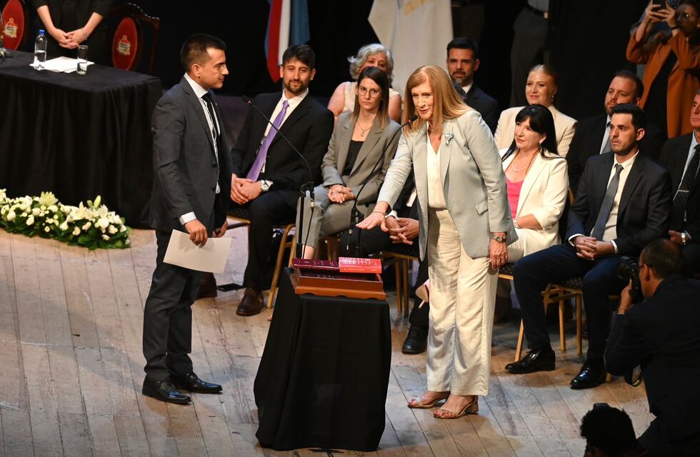 Rosario Romero juró como Intendenta de Paraná en el Teatro 3 de Febrero