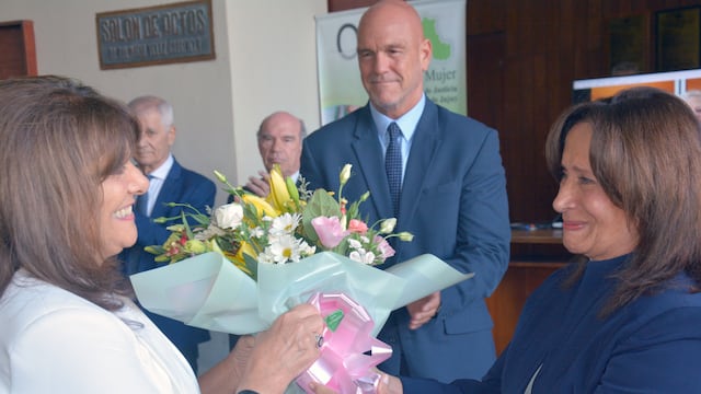 La jueza Norma Issa (izq.) fue una de las mujeres de la Justicia destacadas este año. El presidente de la Suprema Corte de Justicia de Jujuy, Ekel Meyer (al centro) acompaña la entrega de un presente floral, a cargo de la jueza Laura Lamas González.