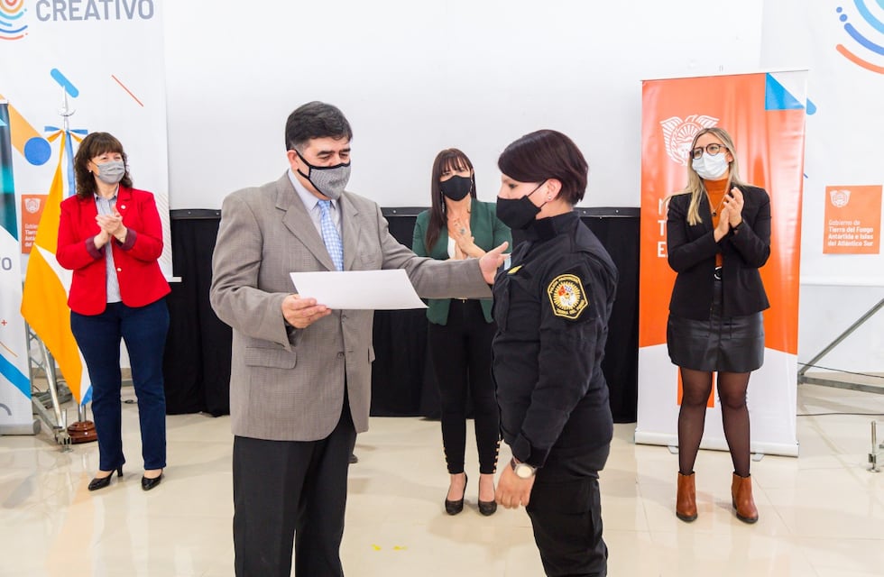 El Ministerio de Trabajó realizó entrega de certificados laborales