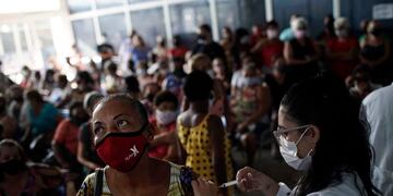 Una enfermera aplica a una mujer la vacuna china Sinovac contra el COVID-19 en Sao Joao de Meriti, en el estado de Río de Janeiro (AP Photo/Silvia Izquierdo, File)