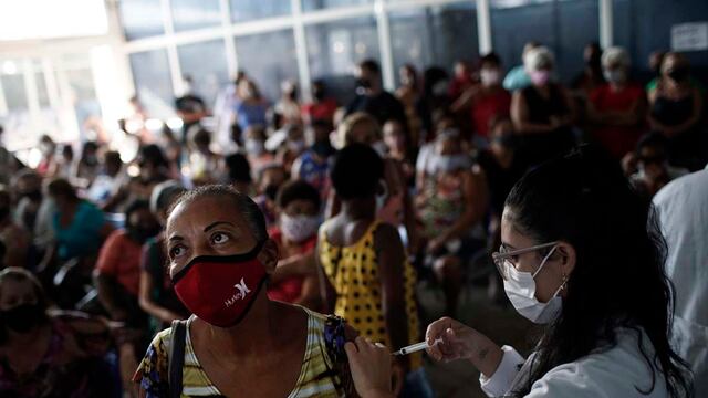 Una enfermera aplica a una mujer la vacuna china Sinovac contra el COVID-19 en Sao Joao de Meriti, en el estado de Río de Janeiro (AP Photo/Silvia Izquierdo, File)