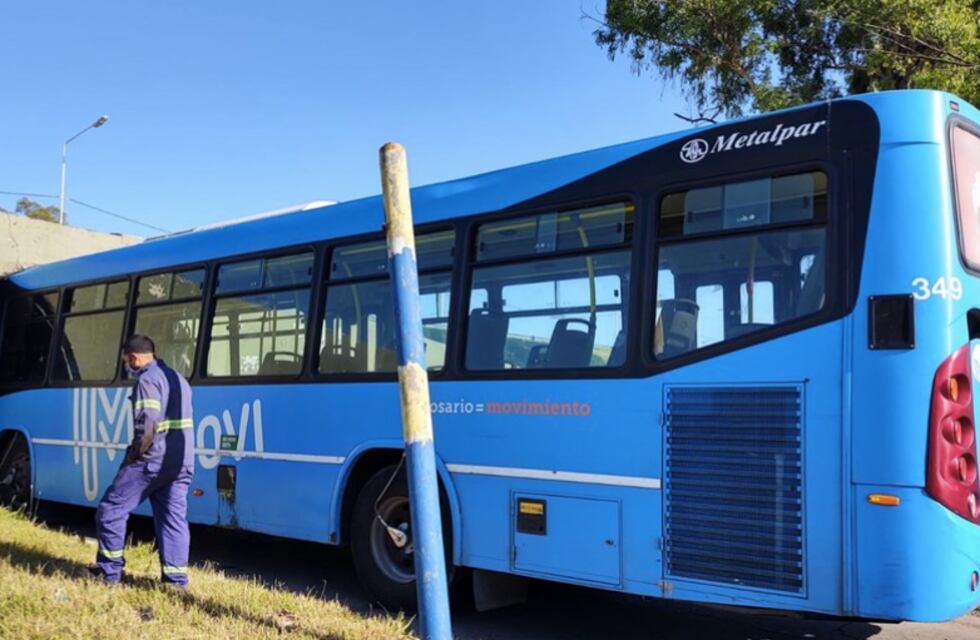 Le falló el cálculo: un colectivo quedó incrustado en un túnel