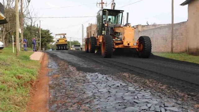 Continúan las obras de asfaltado en las calles obereñas.