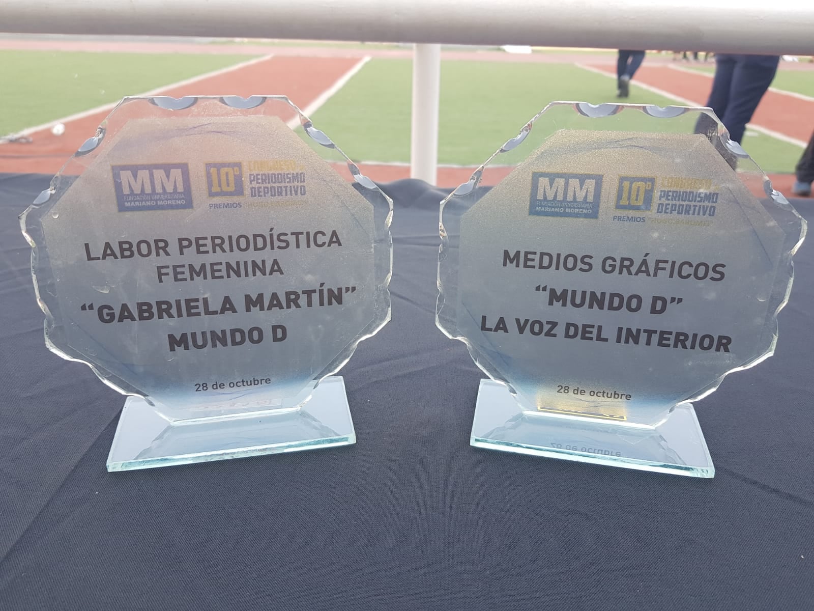 Los premios para Mundo D y la periodista Gabriela Martín entregados por el Instituto Mariano Moreno. (Gentileza Mariano Moreno)