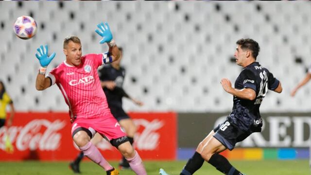 Pablo Vegetti falló en la primera. Después bajó la pelota para que Ulises Sánchez (foto) anotara el descuento para Belgrano ante Godoy Cruz (Prensa Belgrano).