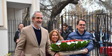 José Rodríguez Bárcena, María Galán y Lisandro Aguiar, al momento de depositar una ofrenda floral al pie del monolito conmemorativo de la primera fundación de Jujuy.