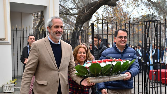 José Rodríguez Bárcena, María Galán y Lisandro Aguiar, al momento de depositar una ofrenda floral al pie del monolito conmemorativo de la primera fundación de Jujuy.