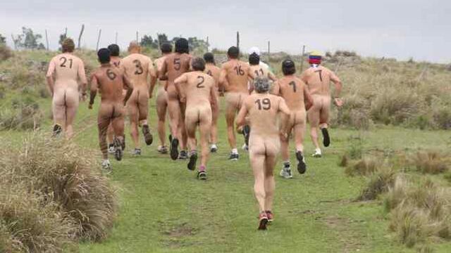 NUDISTAS. Corren por la reserva (Archivo/ La Voz).